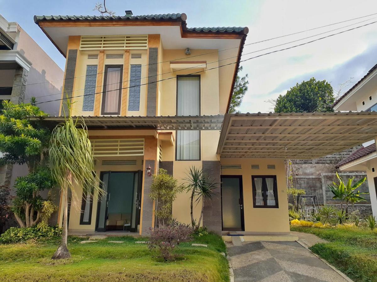 Villa 3 Bedroom Edelweis No. 7 Near Museum Angkut Batu  Exterior photo